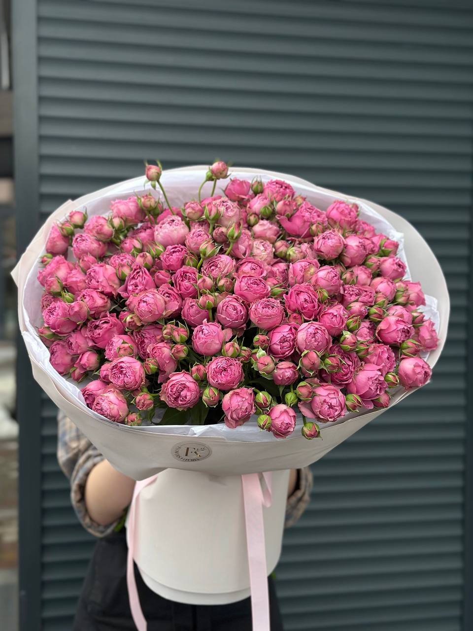 Монобукет з кущових піоновидних троянд