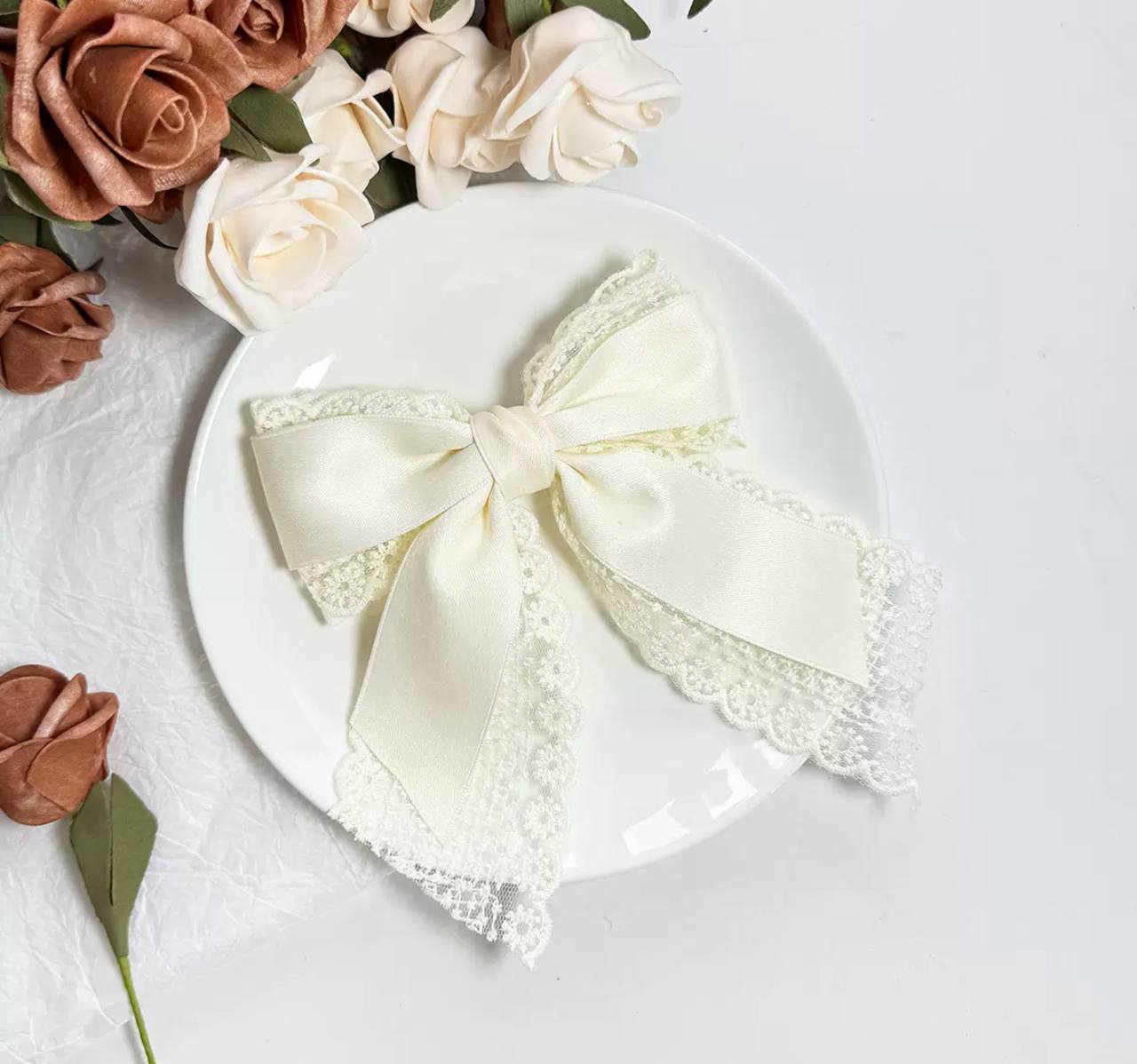 Заколка-Бант з атласної стрічки та мережива, молочний