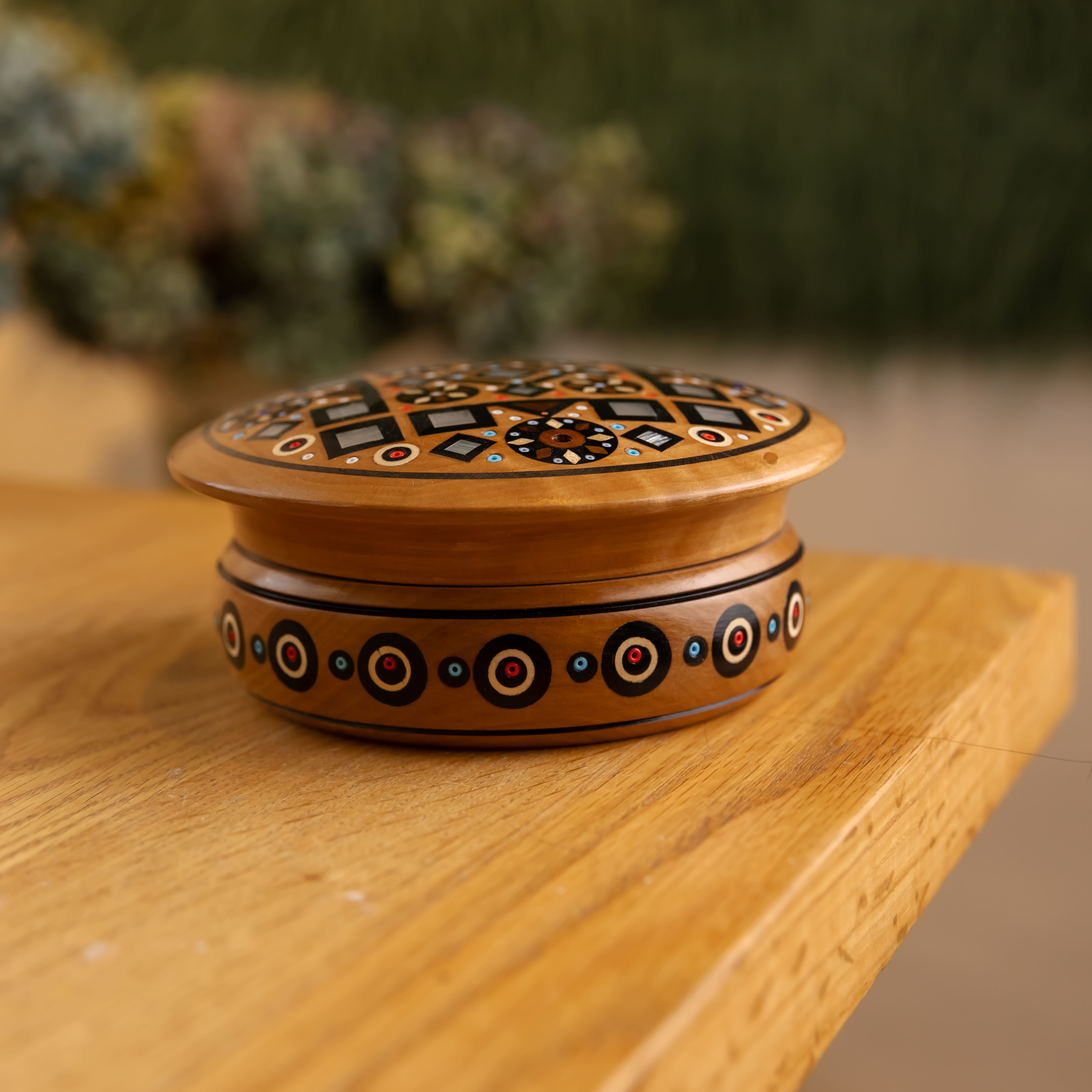 Інкрустована гуцульська рахва, має дефект