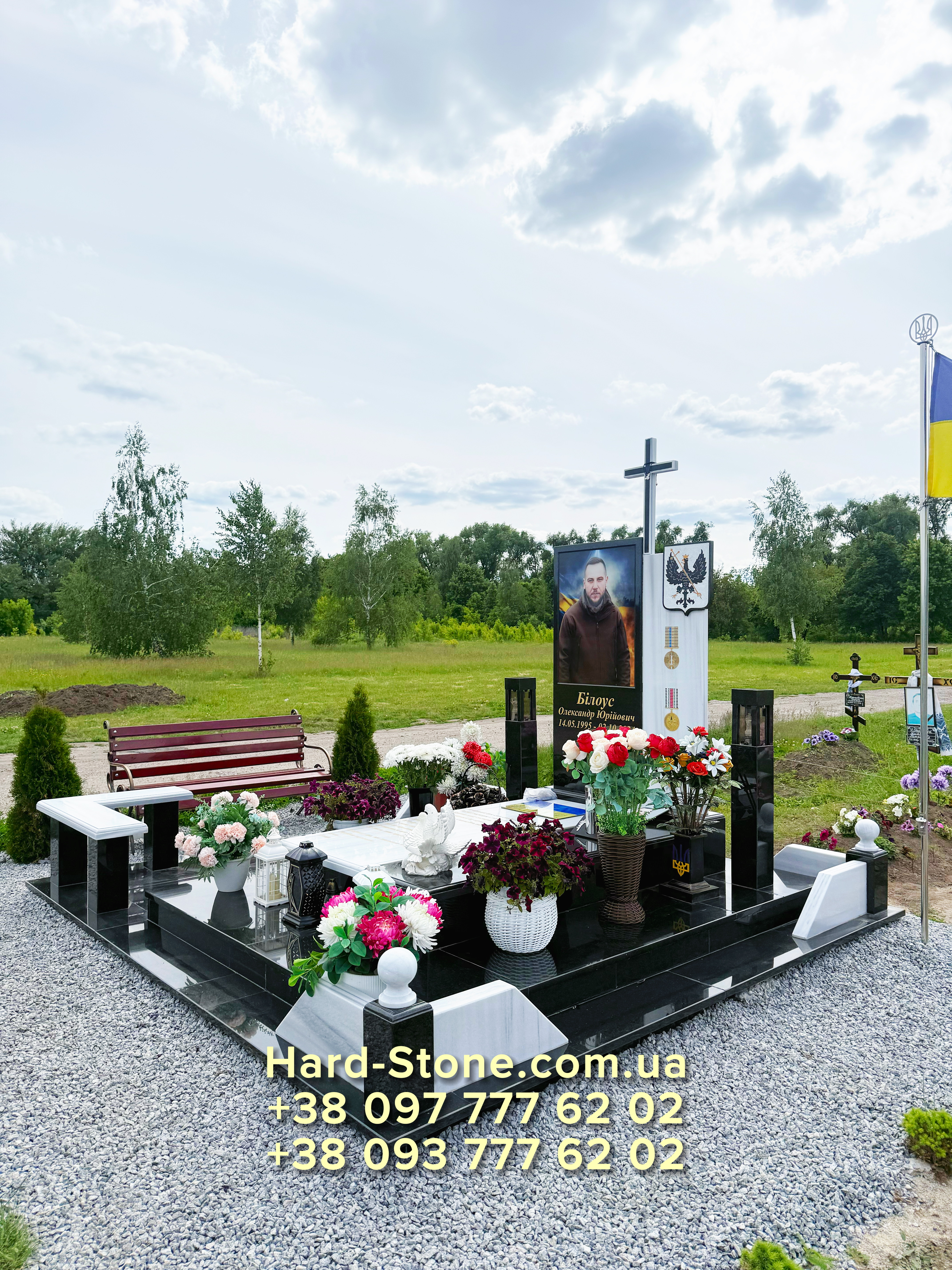 Пам'ятник військовому з мармуру.