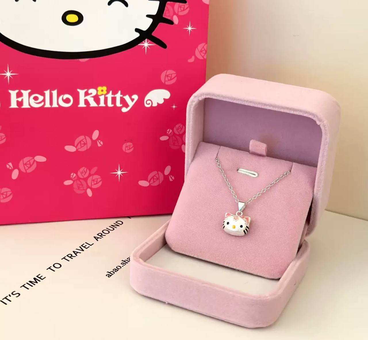 Підвіска з Hello Kitty в подарунковій скриньці та тематичний пакетик