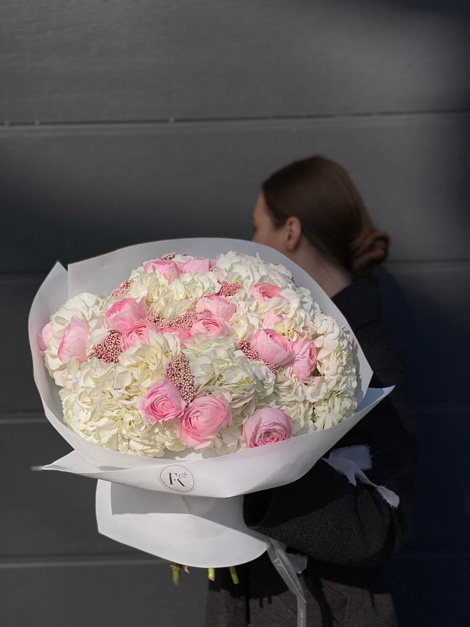 Поєднання гортензій, ранункулюсів та озатамнусу