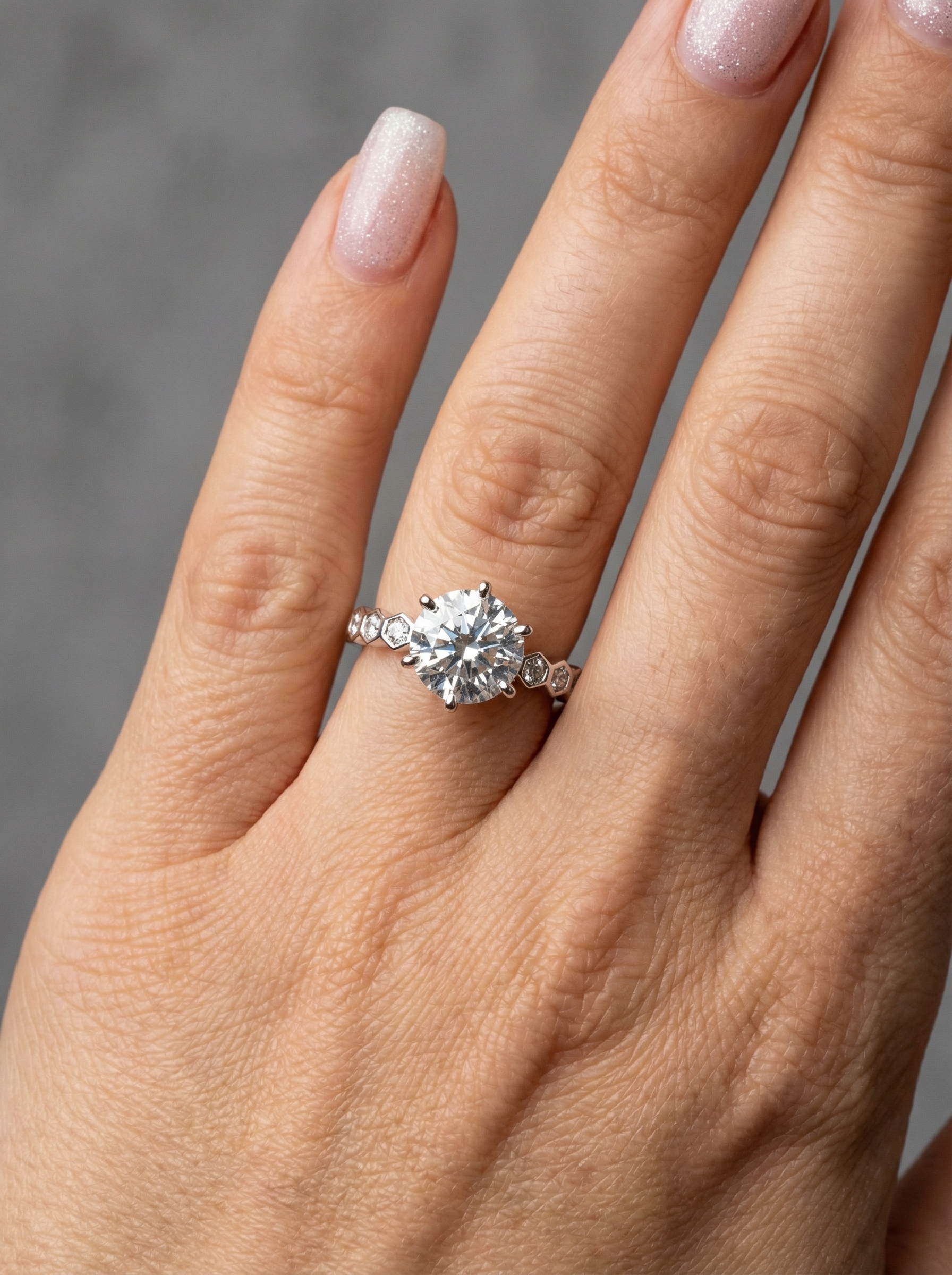 Каблучка з доріжкою і центральнім камінчиком