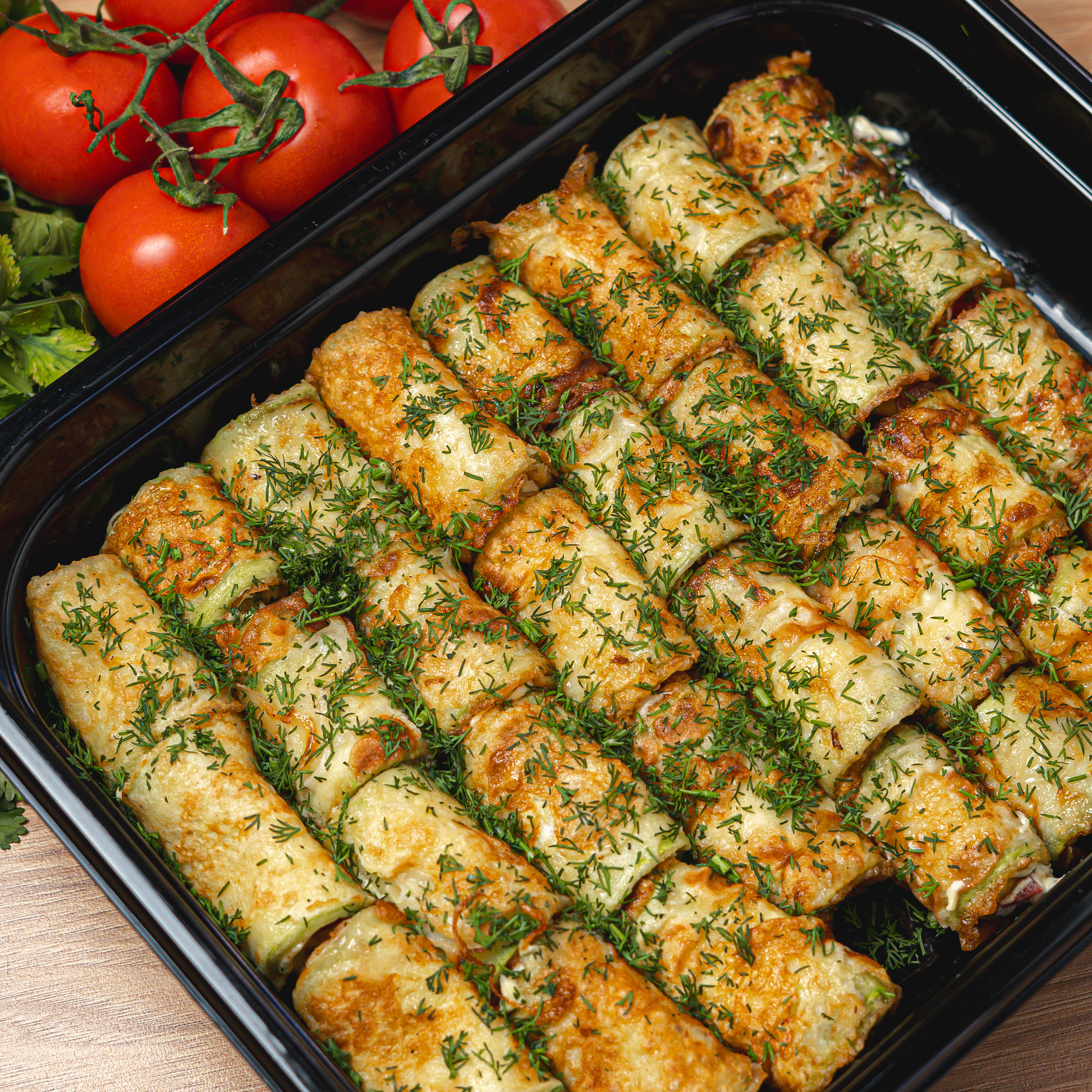 Рулетики з кабачків з фаршированим помідором