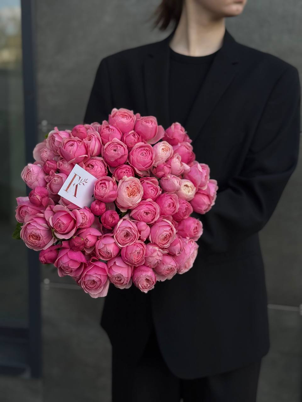 моно букет піоновидних кущових троянд сорту Silvia Pink