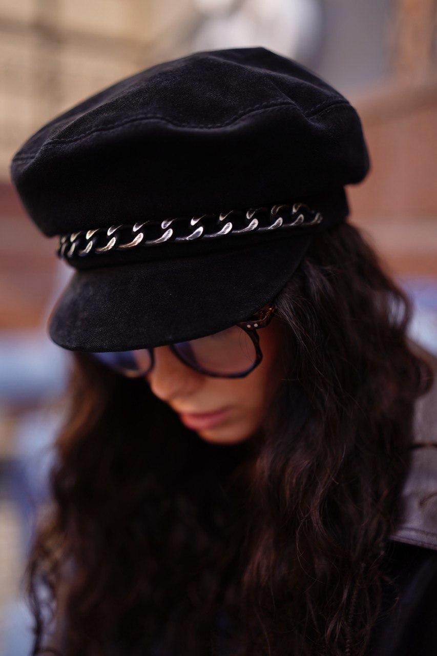 Картуз з натуральної замші з металевим ланцюжком чорний