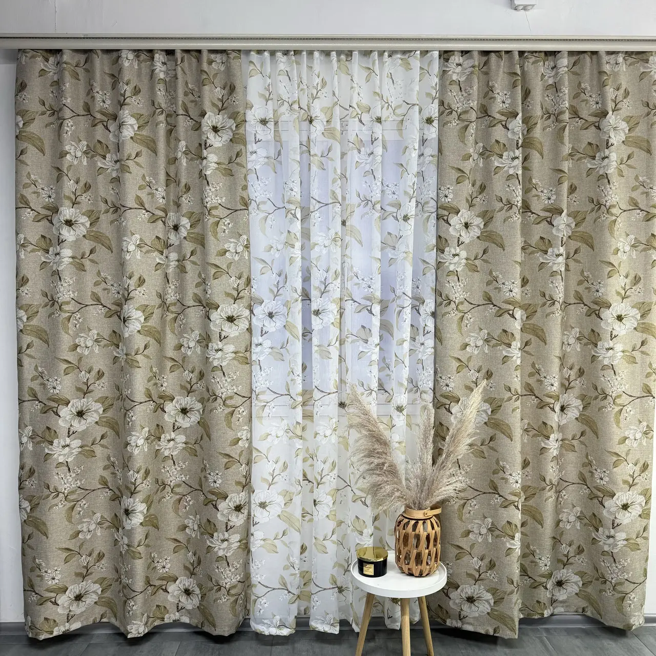 Лляні штори з тюлем з принтом квітів бежевого кольору на тасьмі