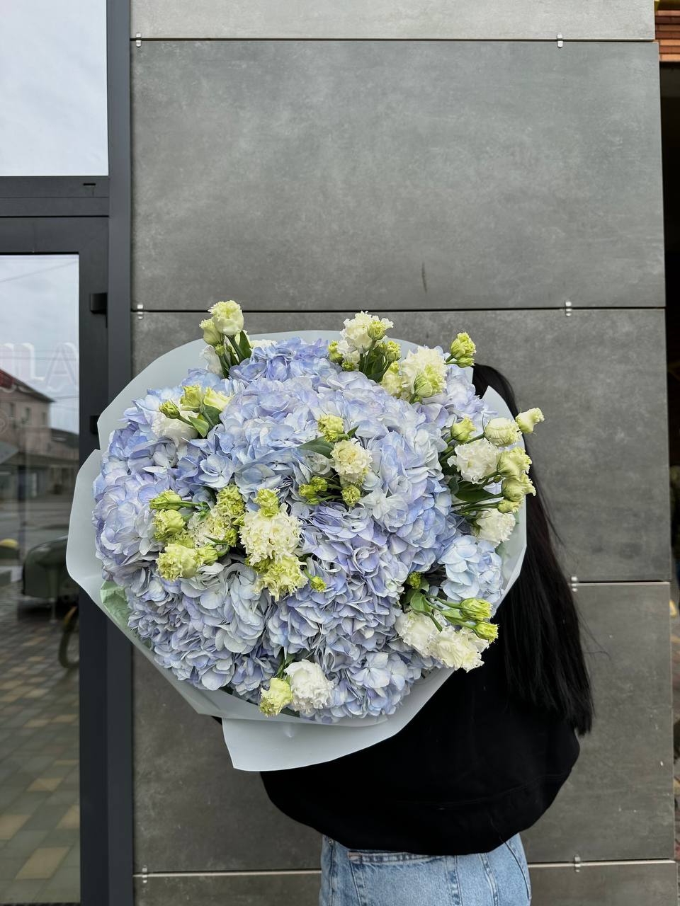 Блакитні гортензії у поєднанні з еустомою