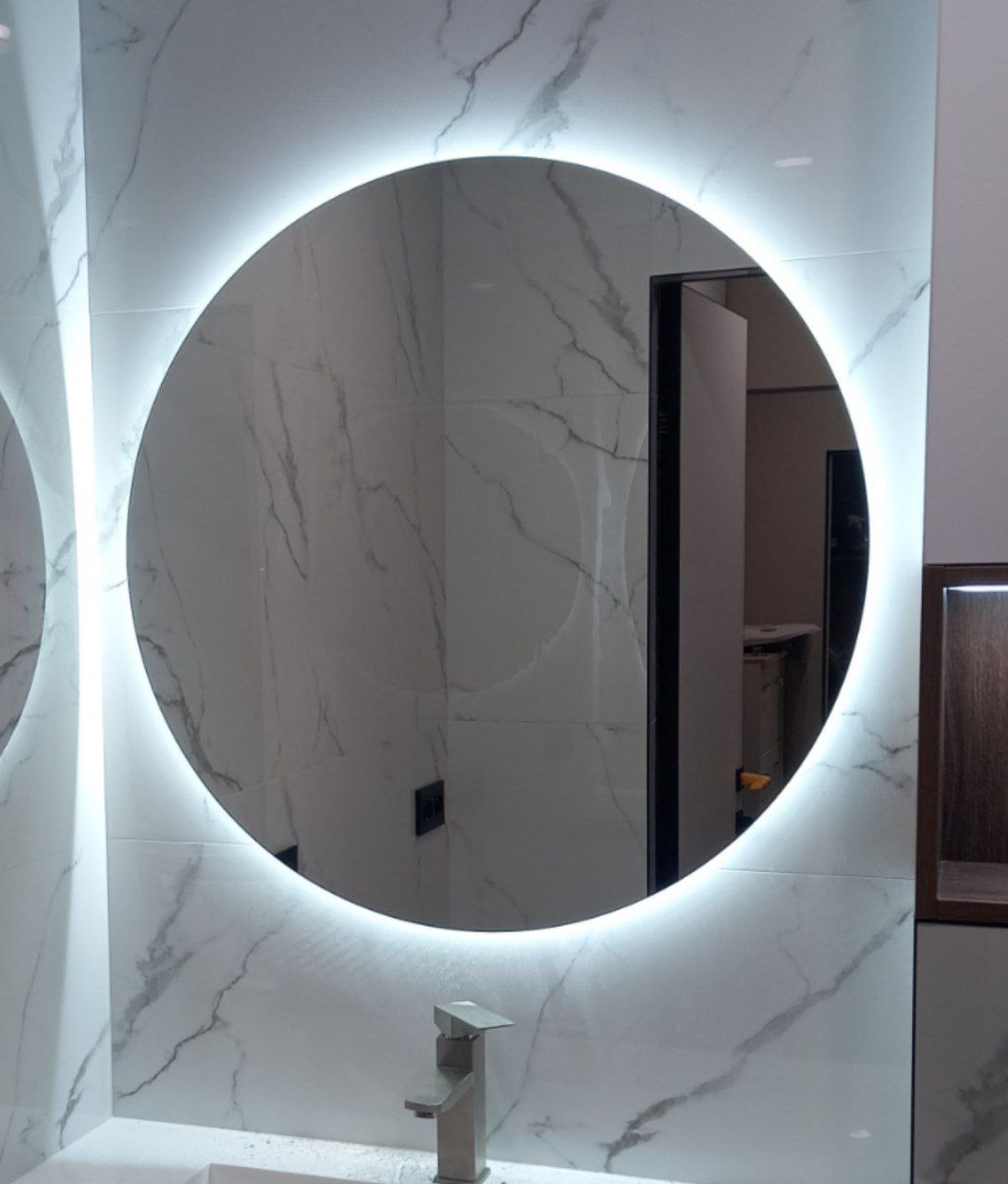 Дзеркало з фоновою підсвіткою "Perla"