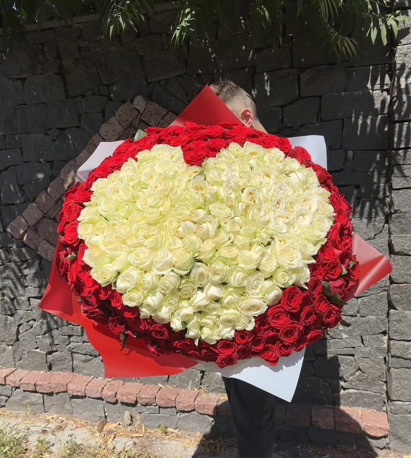 Величезний букет в формі серця з 351 троянди