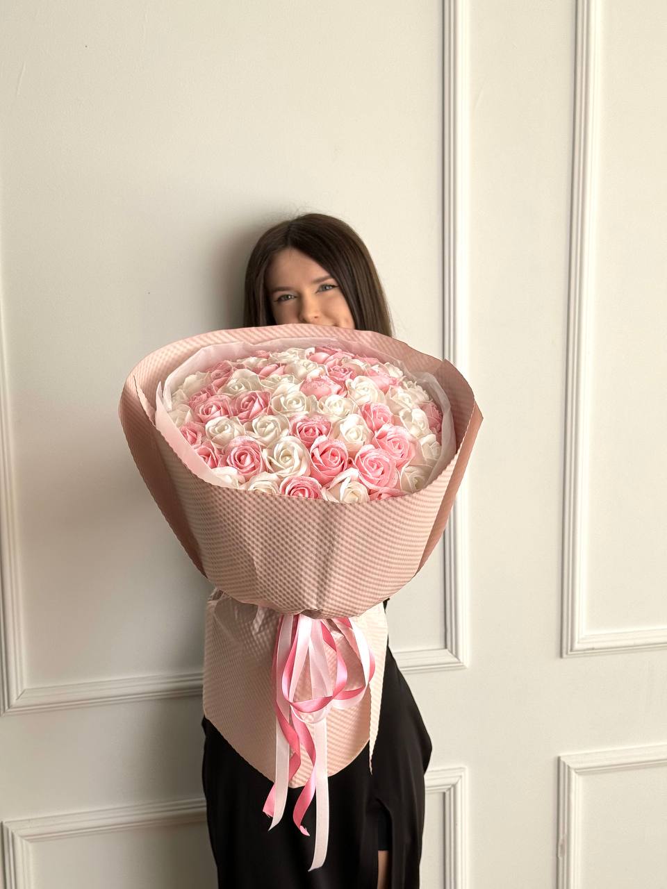 Ніжно-рожевий з білим букет на 51 троянду з блискітками💖
