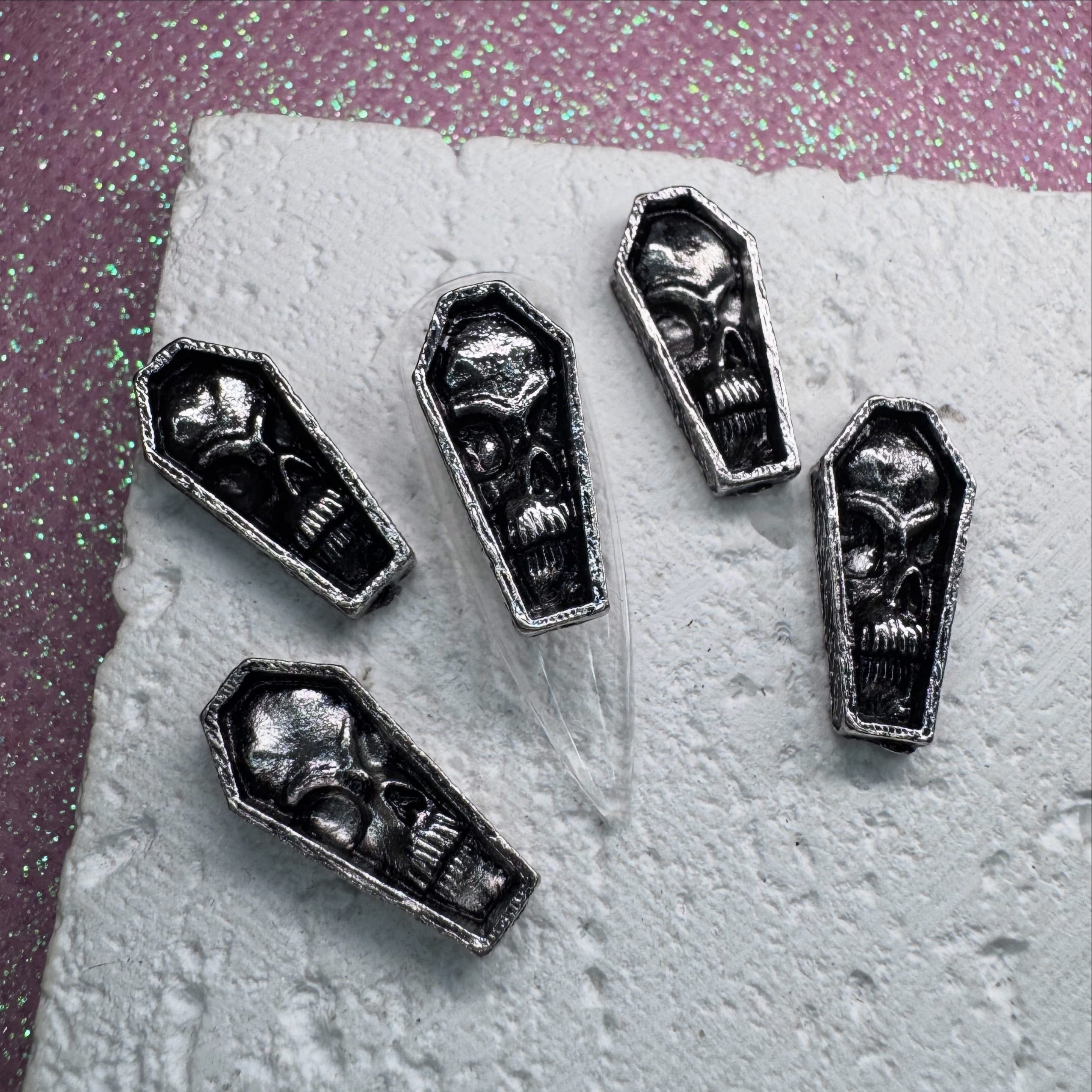 Фігурка для нігтів "Гроб з черепом"