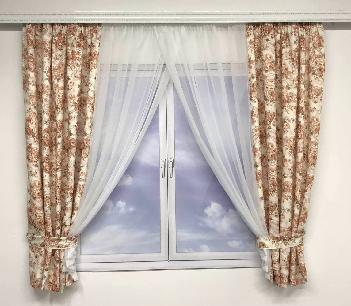 Короткі атласні штори з тюлем з принтом квітів кавового кольору на тасьмі