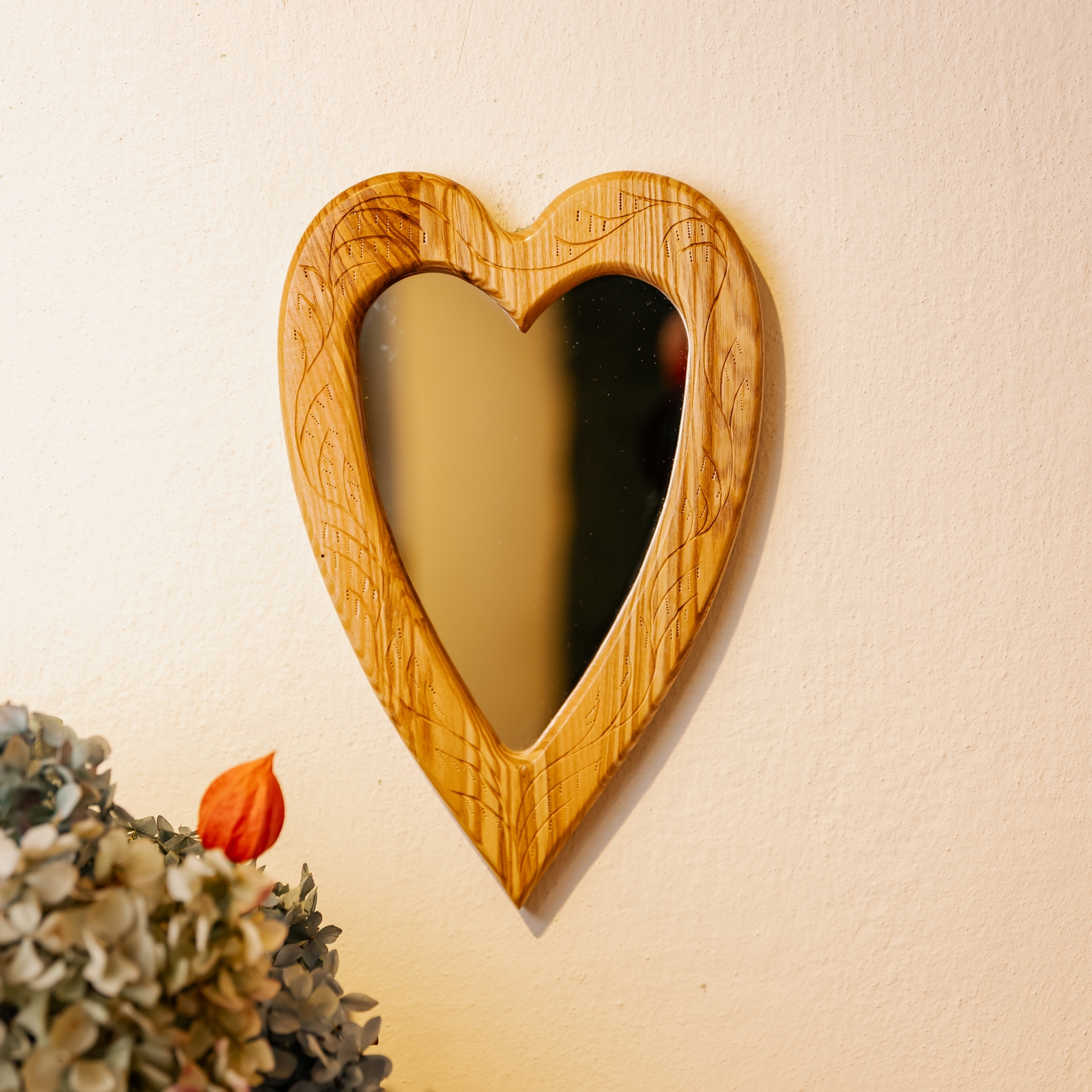 Дзеркало у різьбленій рамці, 30*20 см