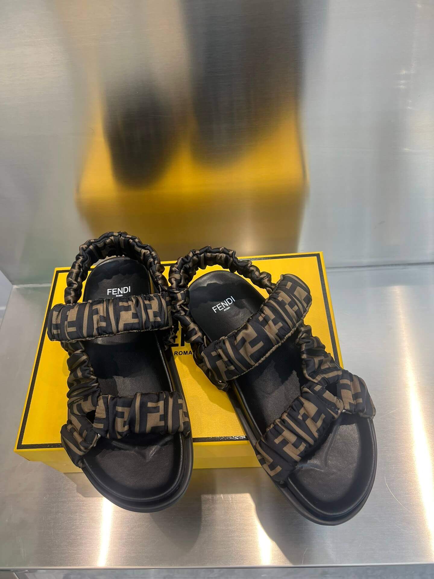 Fendi шльопанці