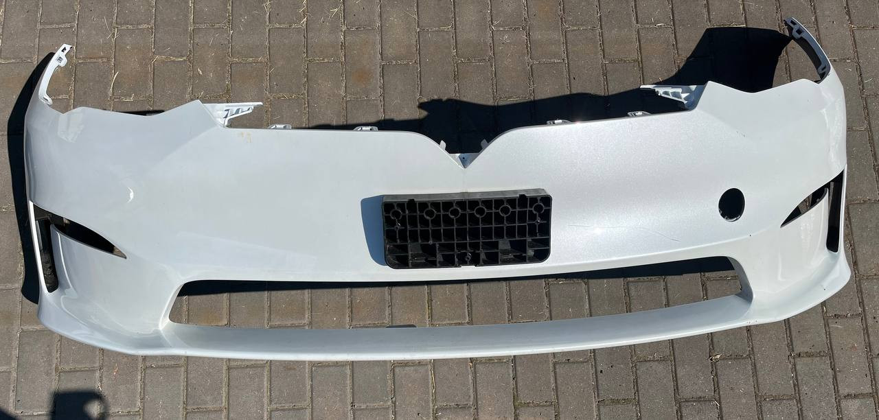 Передній бампер на Tesla MS білий (голий, без парктроніків)