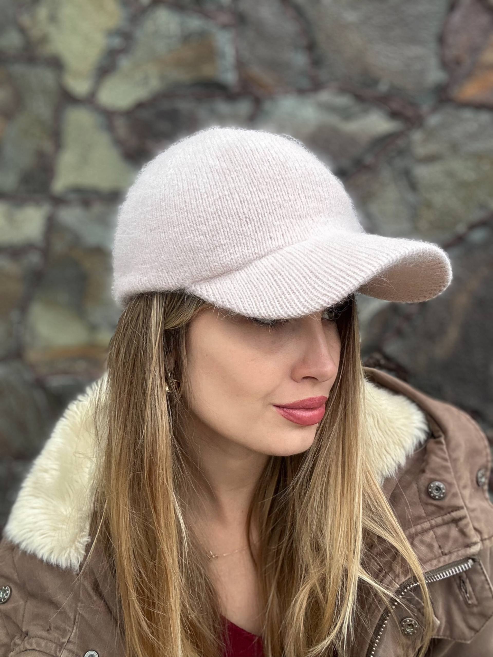 Бейсболка вʼязана світлий беж