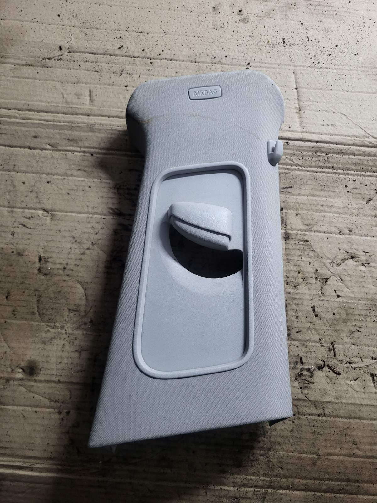 Обшивка центральної стійки верхня права Passat B6 BMP