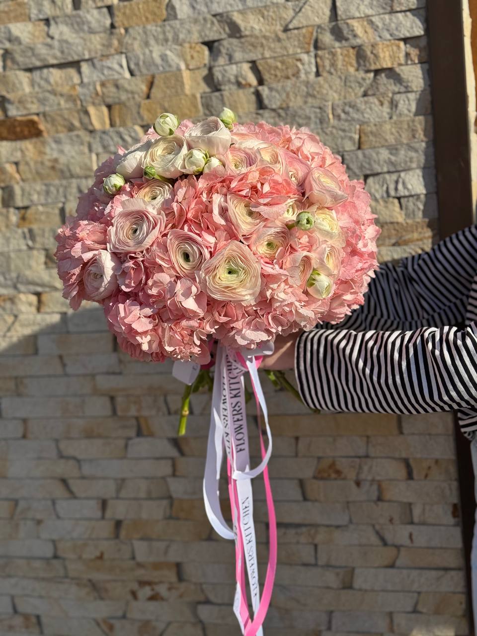 Ранункулюси у поєднанні з гортензією