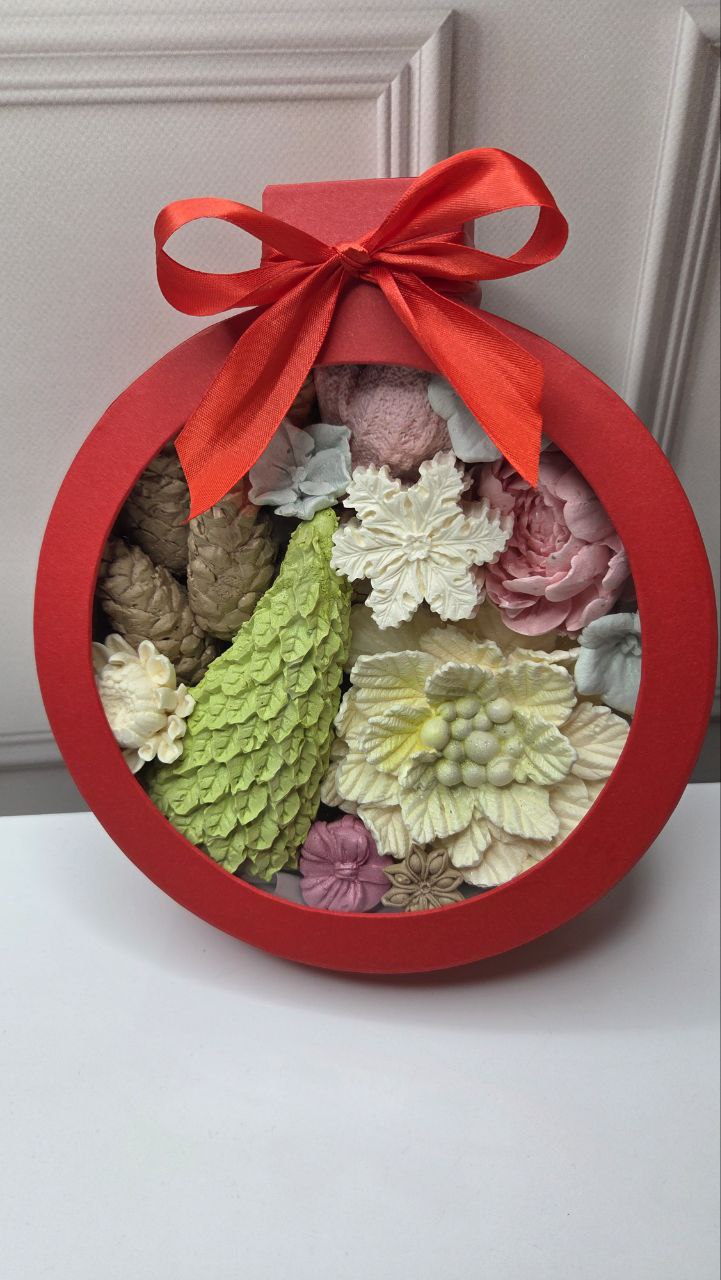 Зефірна новорічна композиція у коробці куля