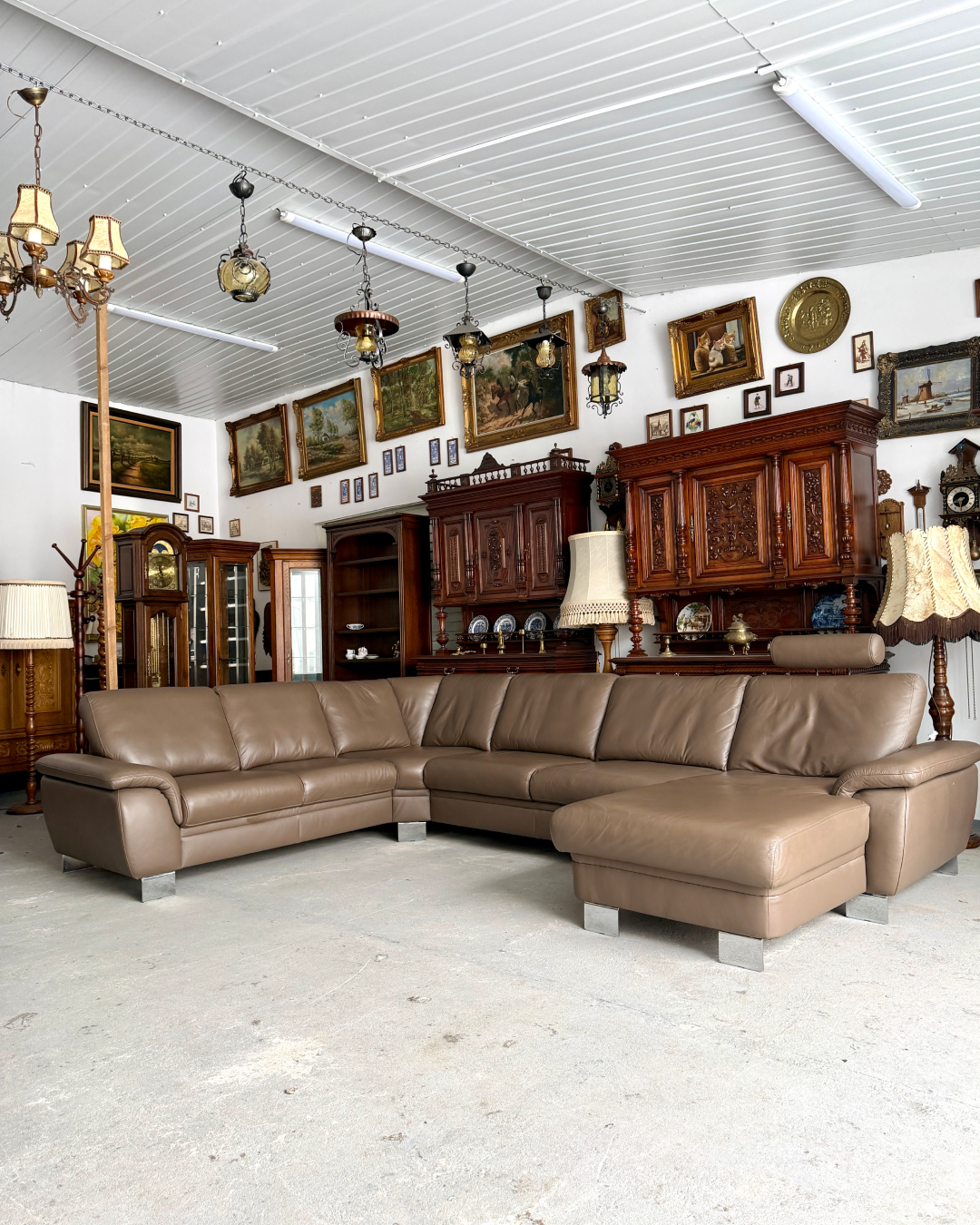 Шкіряний кутовий диван у кольорі капучино