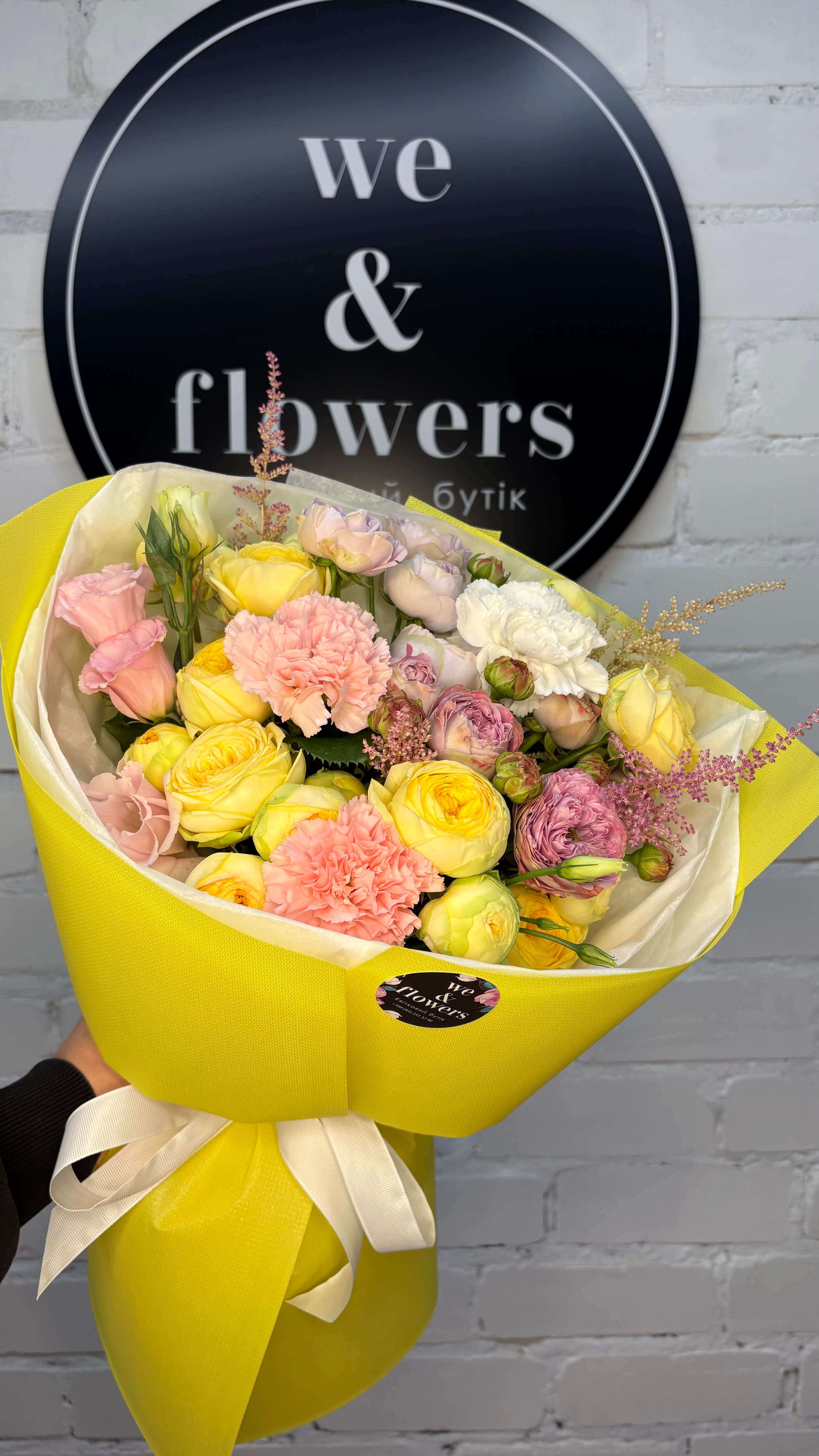 Букет з кущовою трояндою, діантусом та астільбою