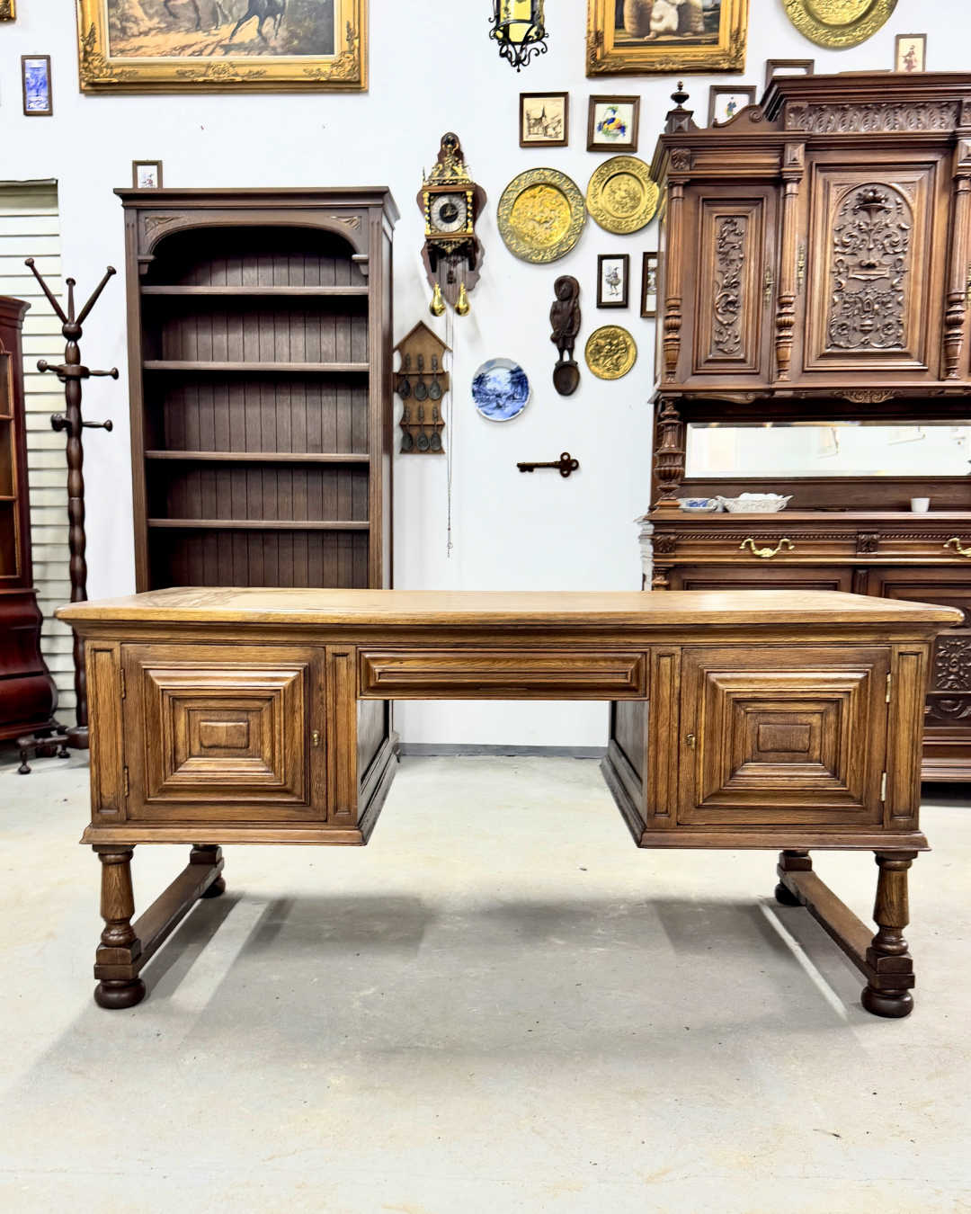 Двосторонній класичний кабінетний стіл