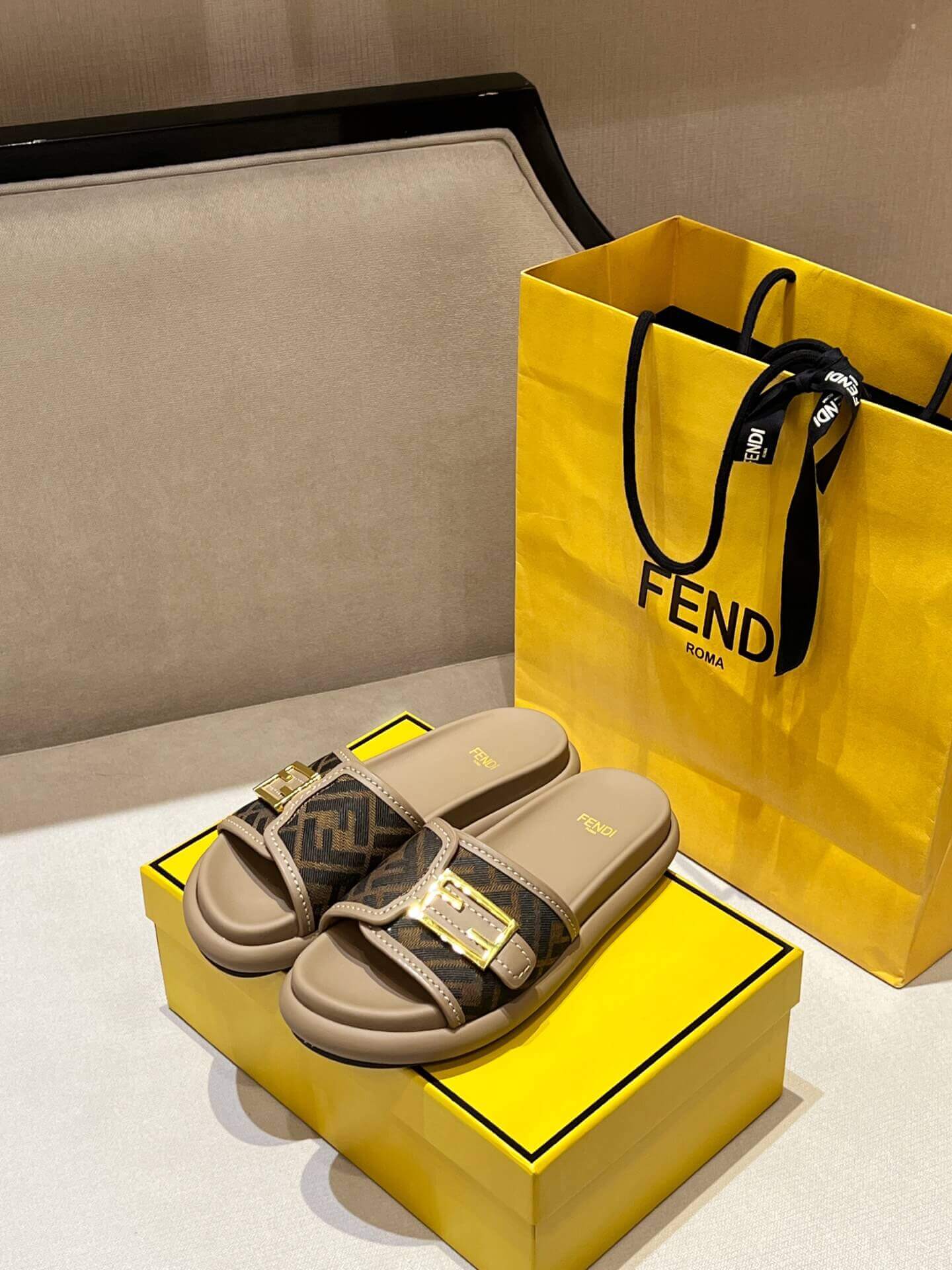 Fendi шльопанці