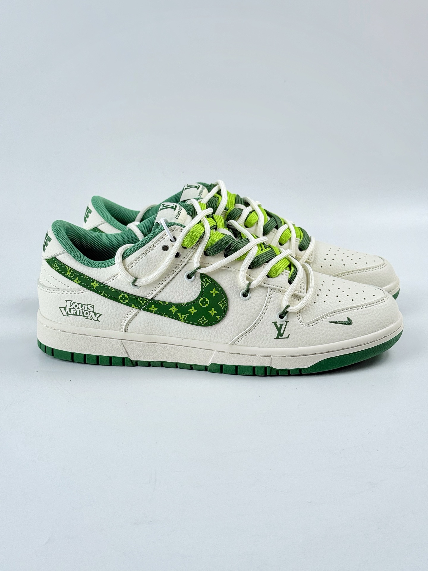 Nike SB Dunk Low x Louis Vuitton  DM6868-075