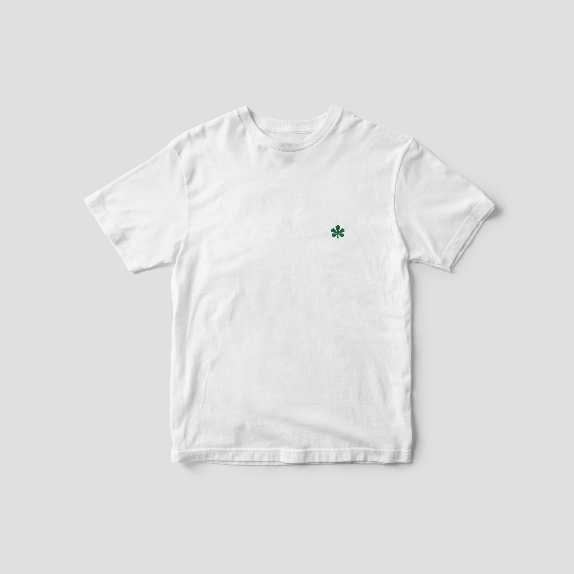 Біла футболка з зеленим каштаном
