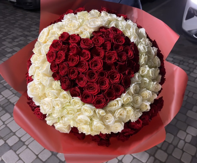 Букет в формі серця з 201 троянди