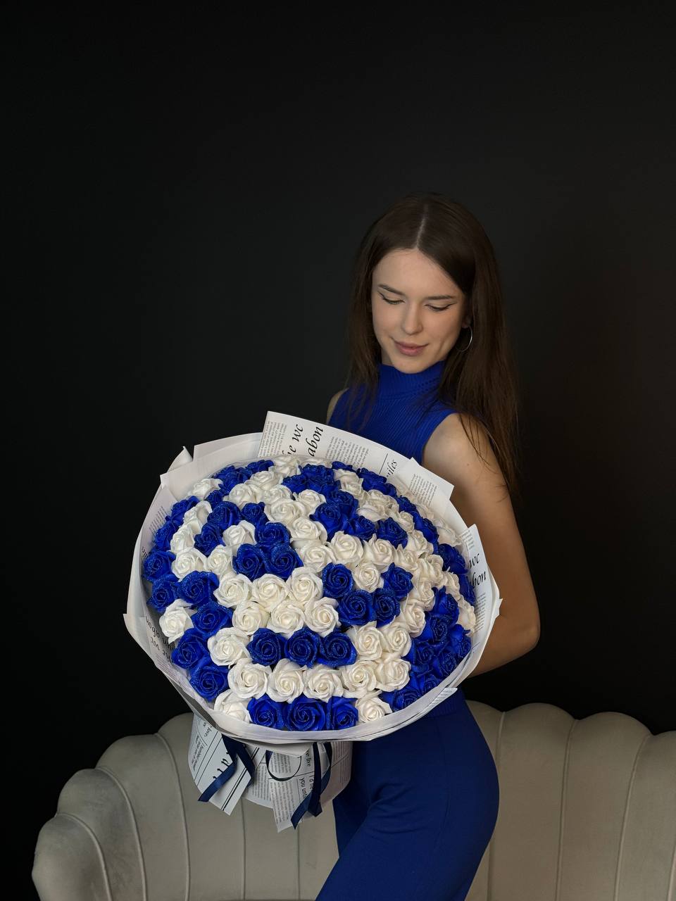 Синій з білим на 101 троянду з блискітками💙✨