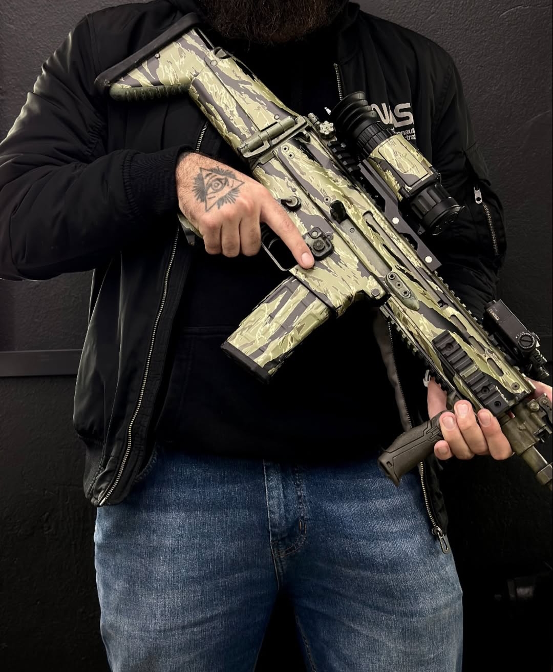 Спеціальна камуфляжна плівка від українського бренду "SKIN TEC DIVISION".