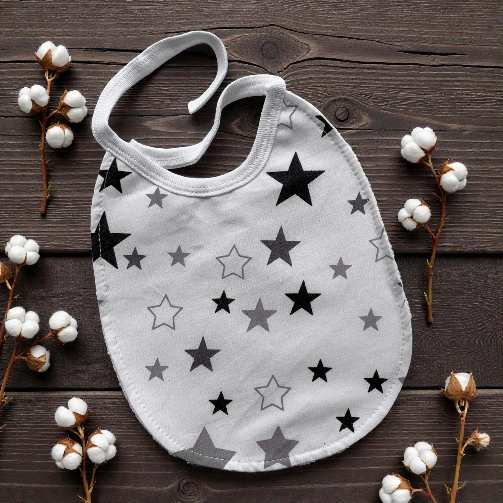 Непромокаючий слинявчик на завязках Зірочки сірі на білому