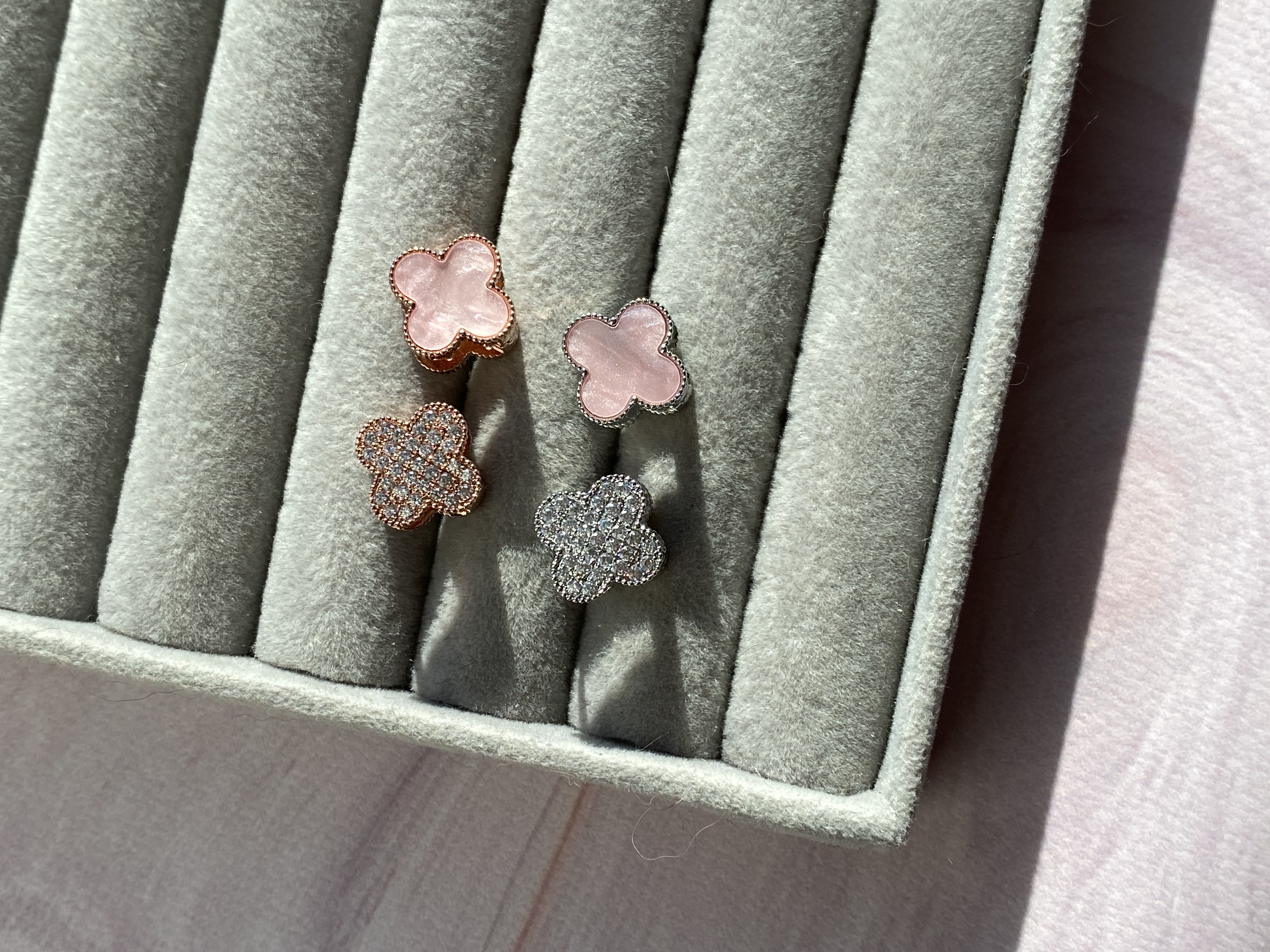 Двосторонні сережки Клевер: рожевий перламутр/камінчики