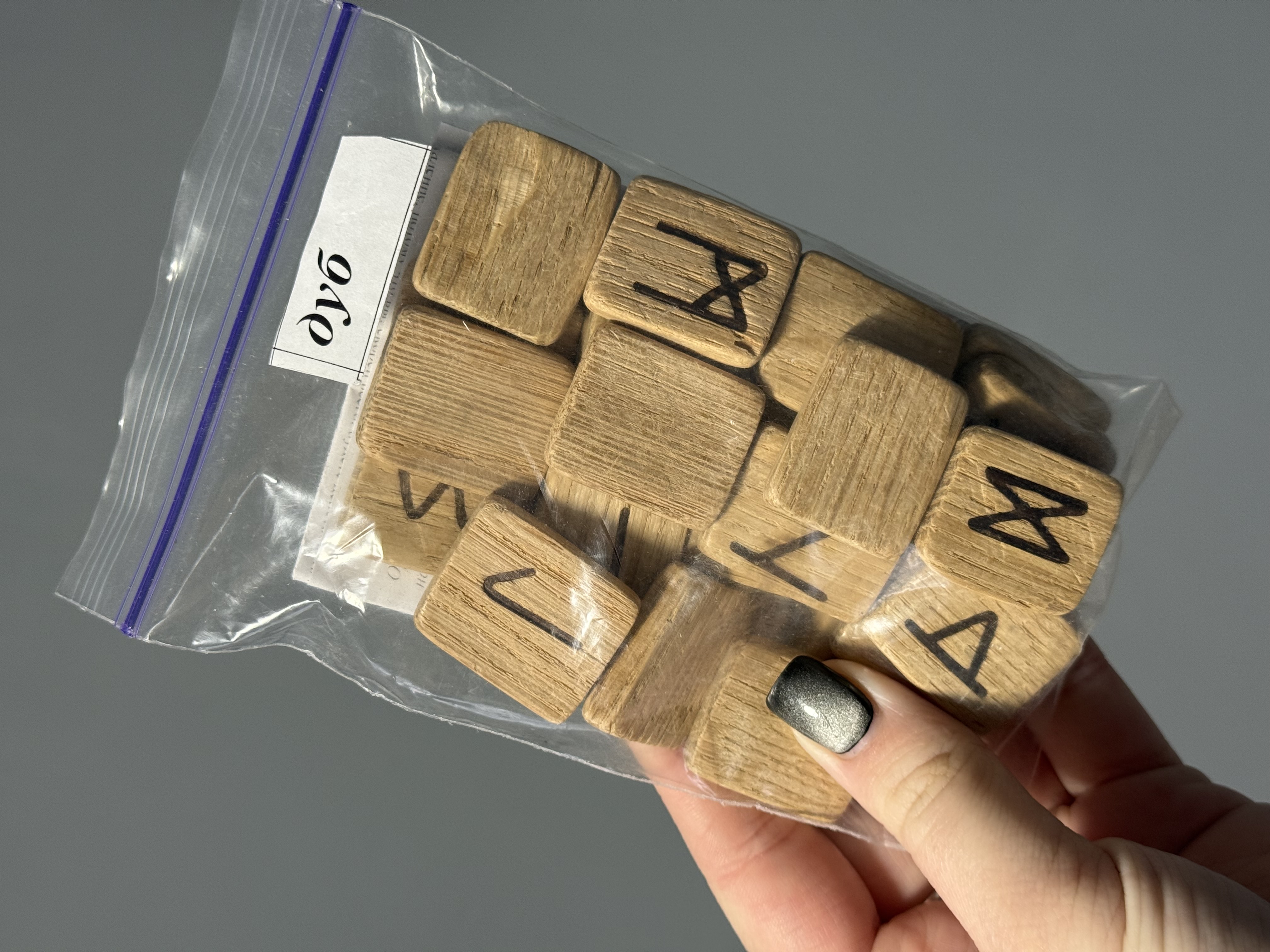 Руни з дуба