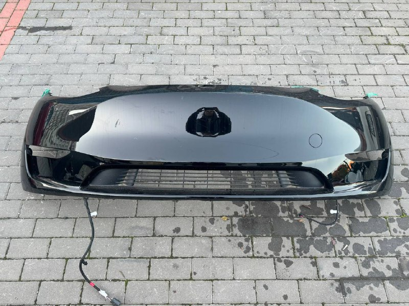 Передній бампер на Tesla MY чорний (в повному зборі, без парктроніків)