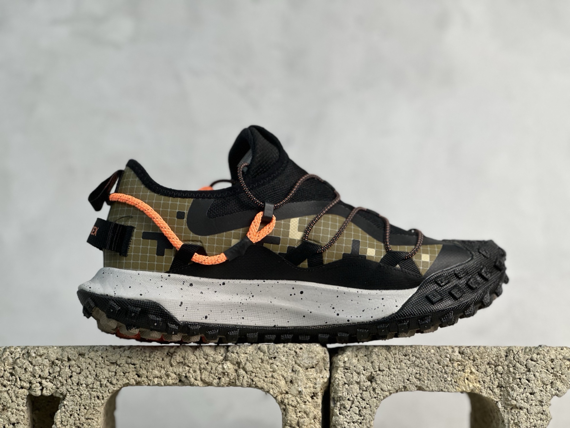  Nike ACG Mountain Fly Low GTX SE Outdoor DD2861-200