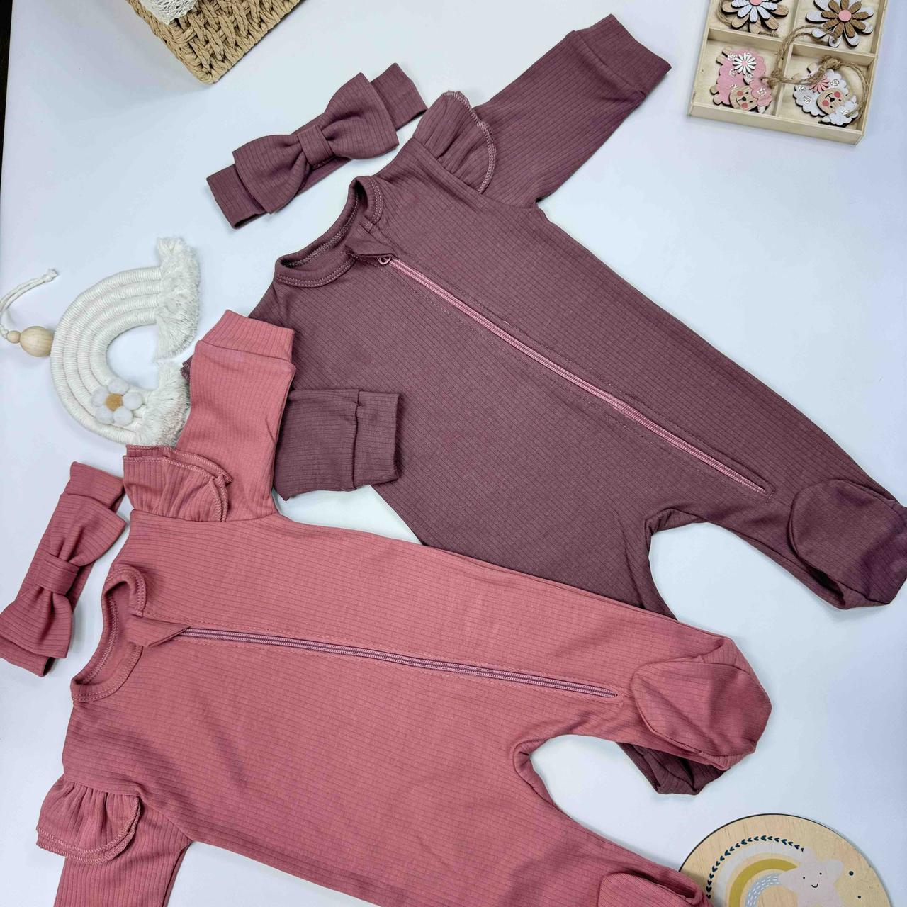 Комплект для новонародженої дівчинки : чоловічок з рюшами на блискавці + пов’язка на голову