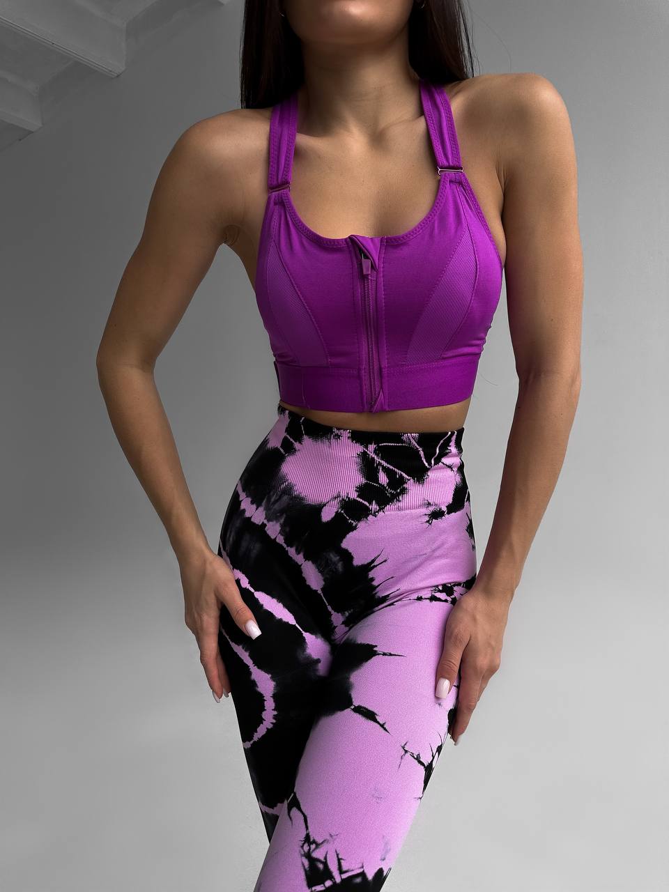 Топ для занять фітнесом та йогою в фіолетовому кольорі