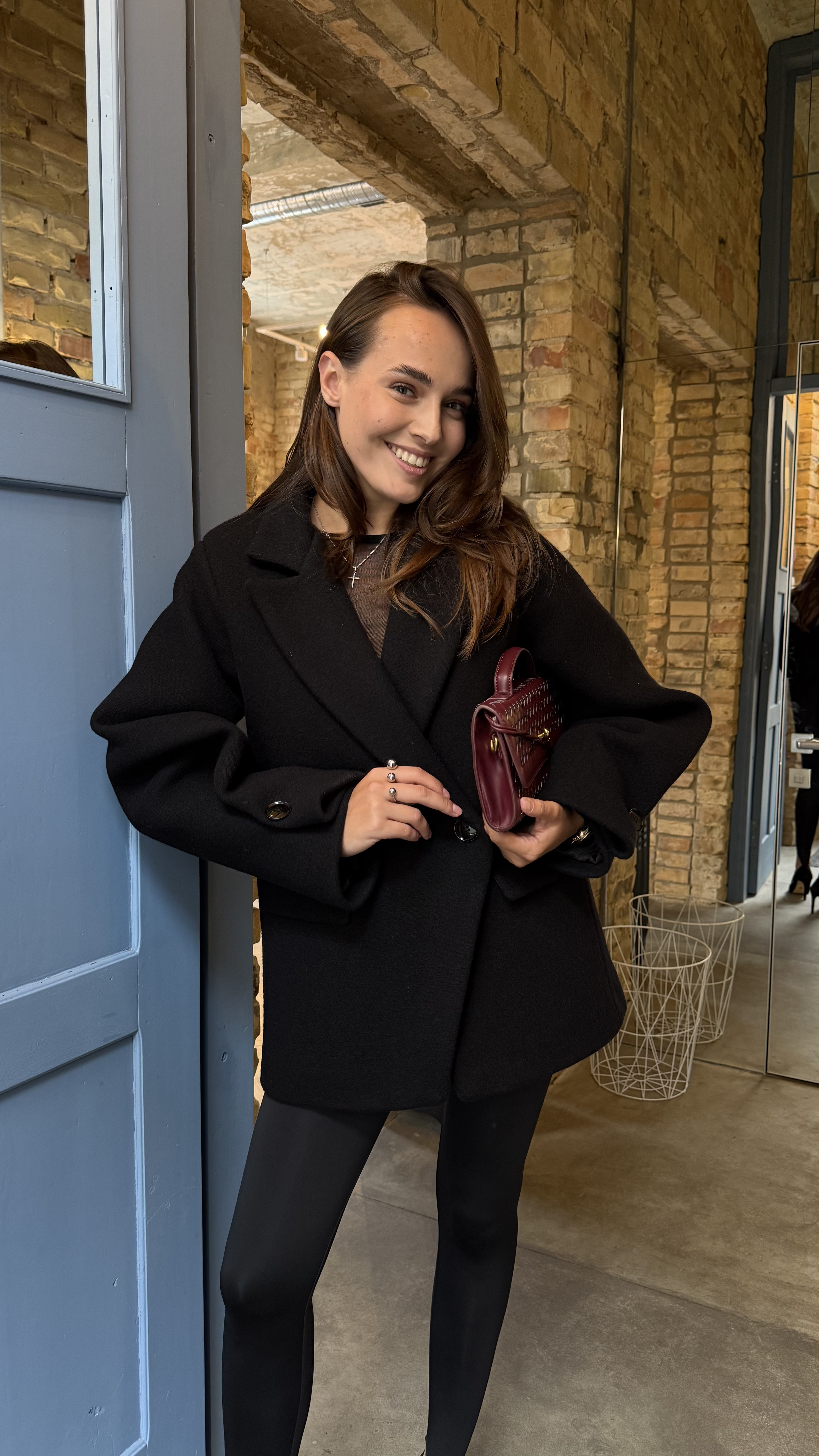 Пальто-жакет з акцентними рукавами Чорне