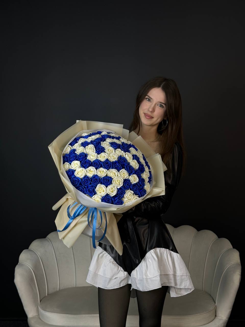 Синій з лимонним на 101 троянду з блискітками