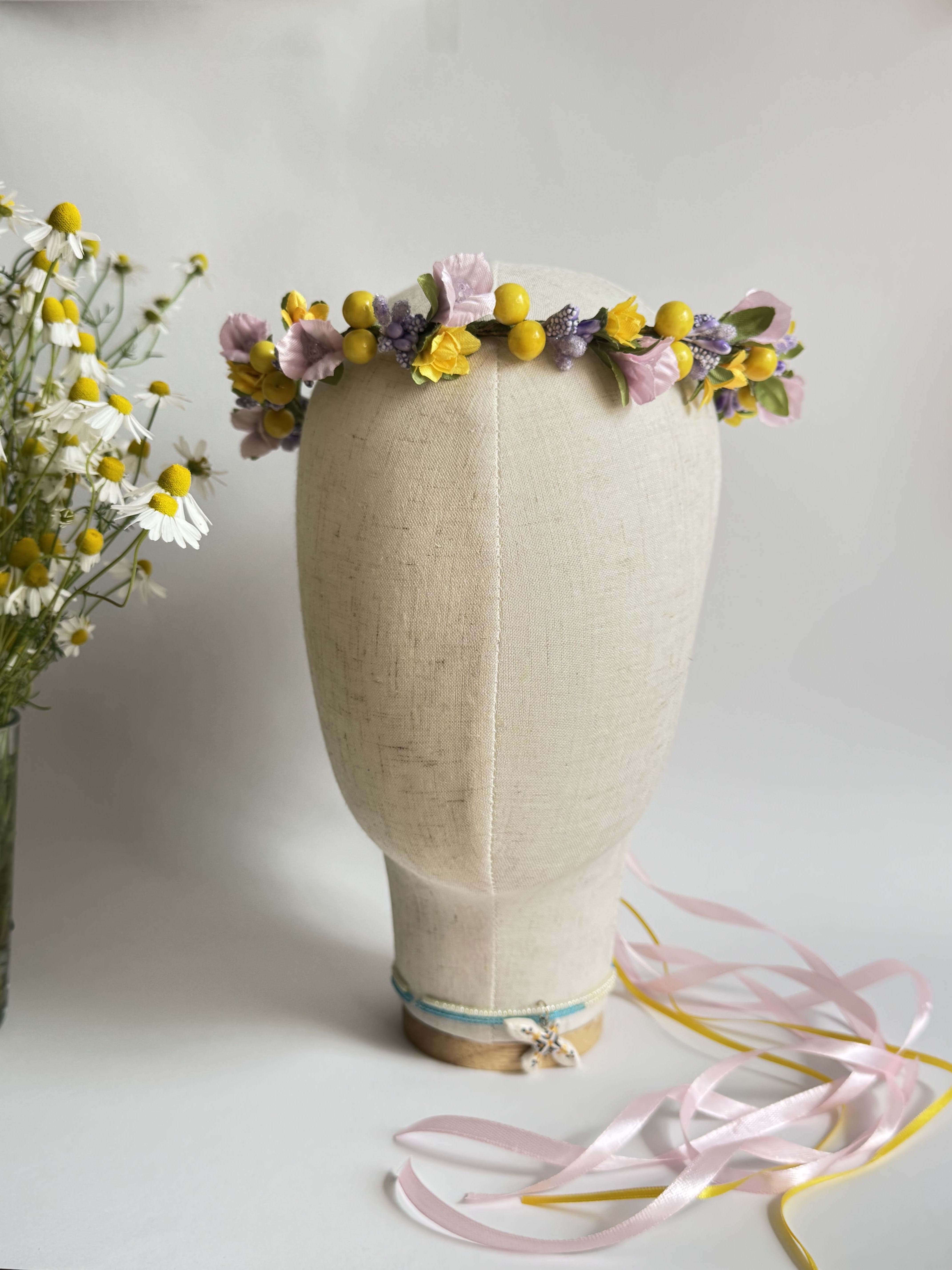 Віночок-гілочка з рожевих, бузкових і жовтих квітів