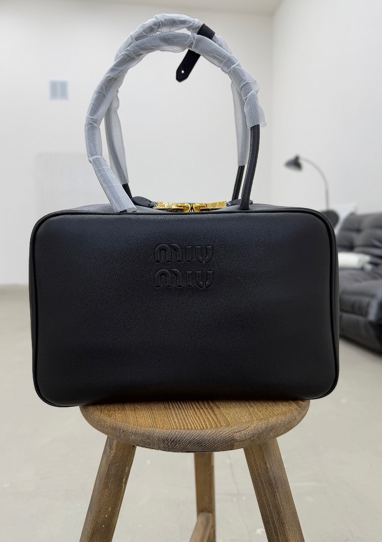 Miu Miu Leather Beau bag Black