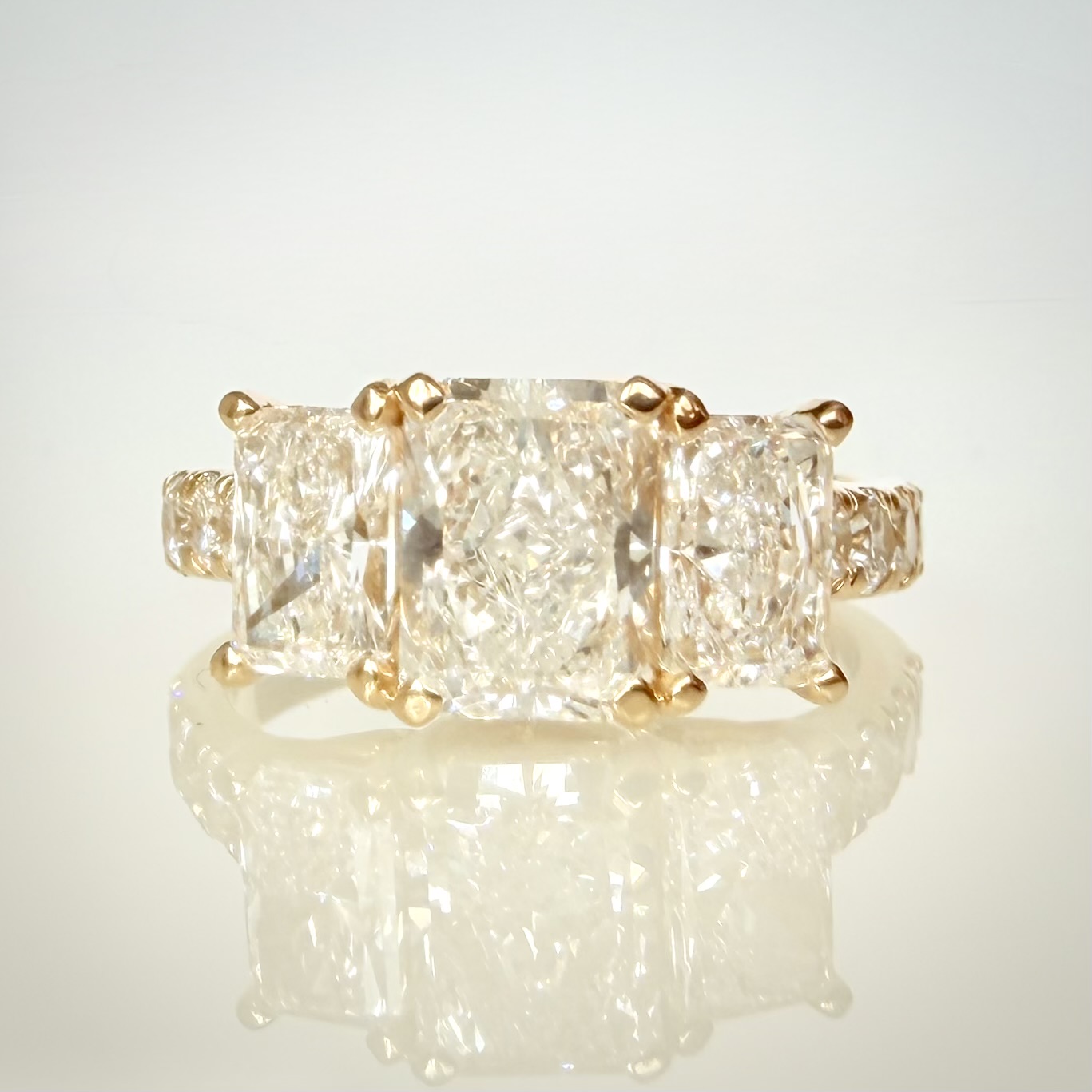3,01 ct Radiant Trilogy -timanttisormus – 14K keltakulta – IGI