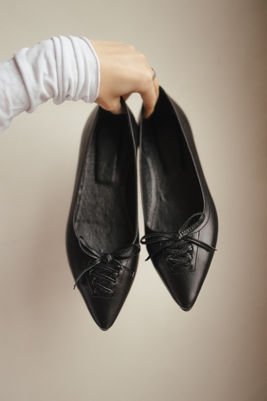 Балетки з шнурівкою на носику