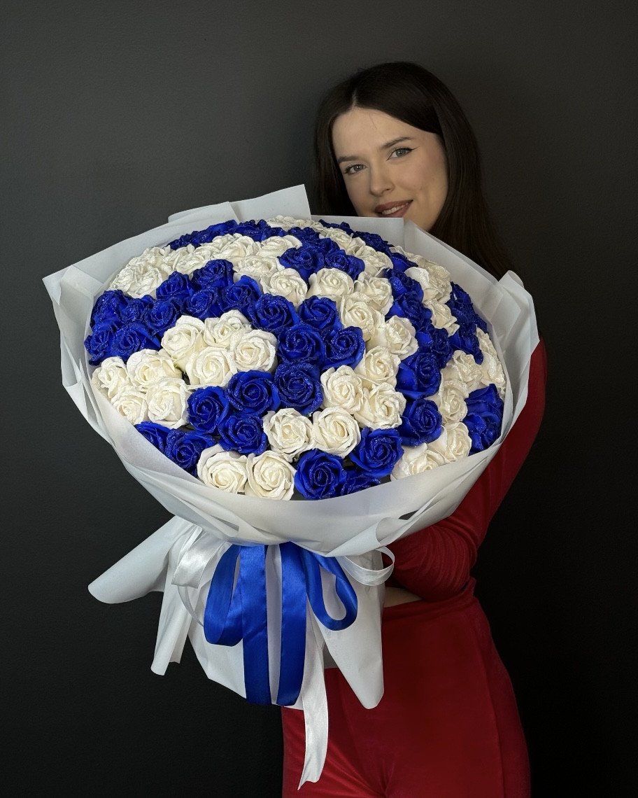 Синій з білим на 101 троянду з блискітками💙✨