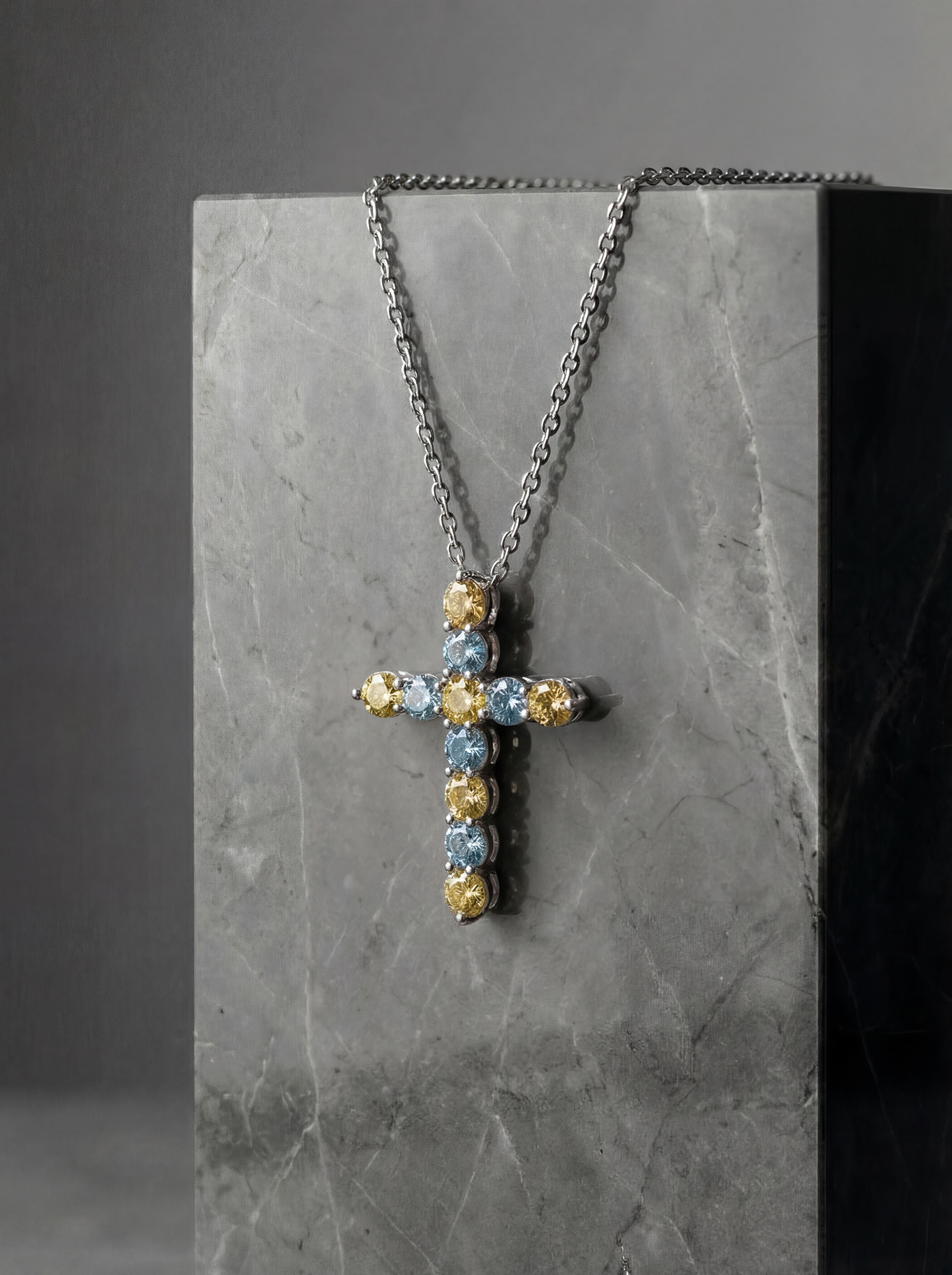 Хрестик "УкраЇна"  2,3 см на ланцюжку з жовто-блакитними фіанітами