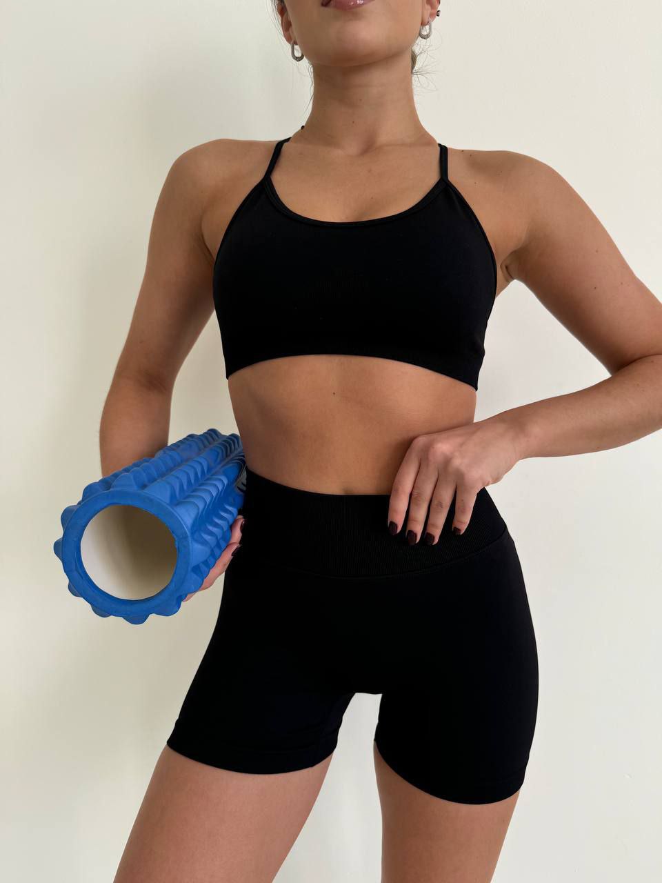 Топ із чашками в чорному кольорі