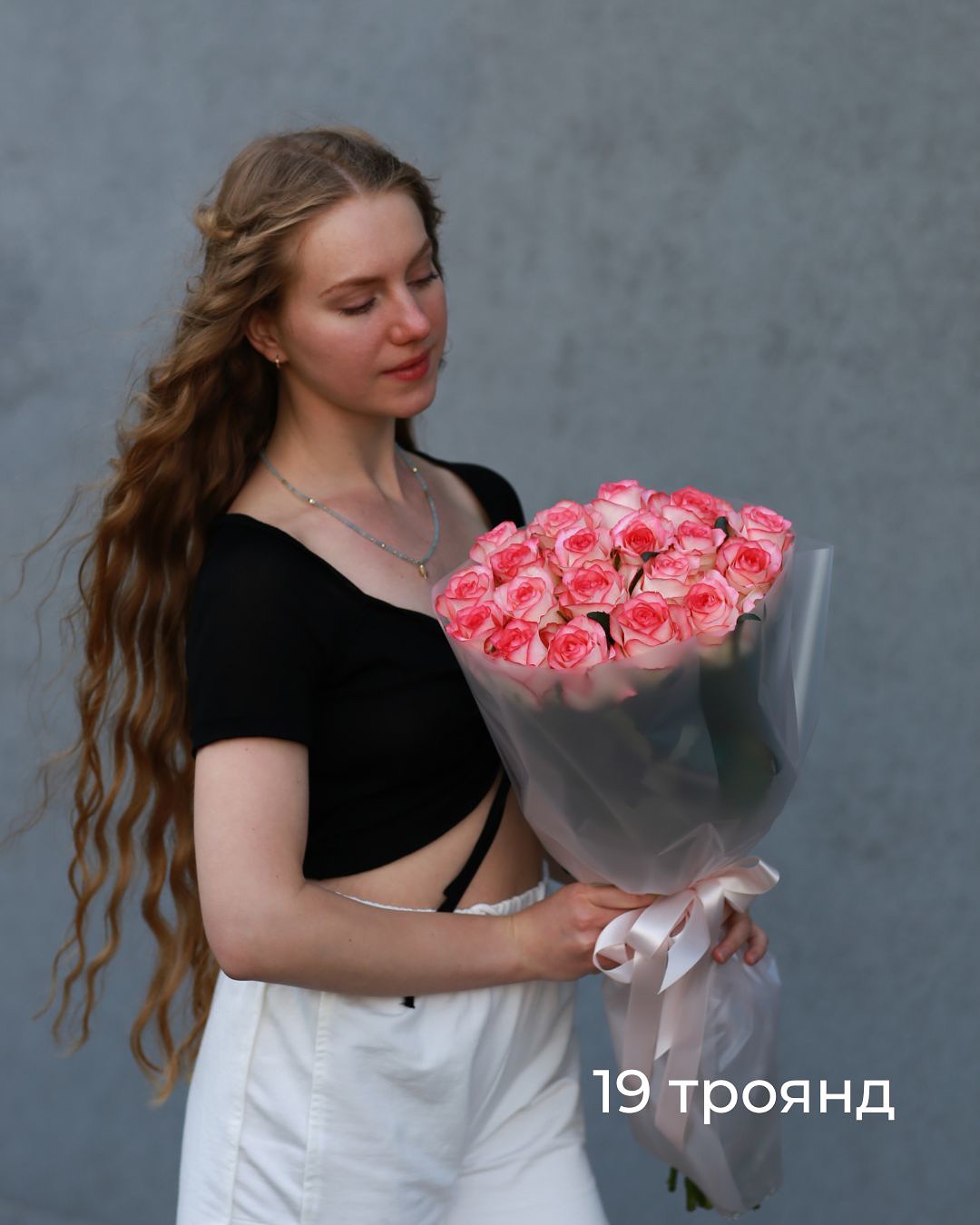 19 рожево-білих троянд "Джумілія"